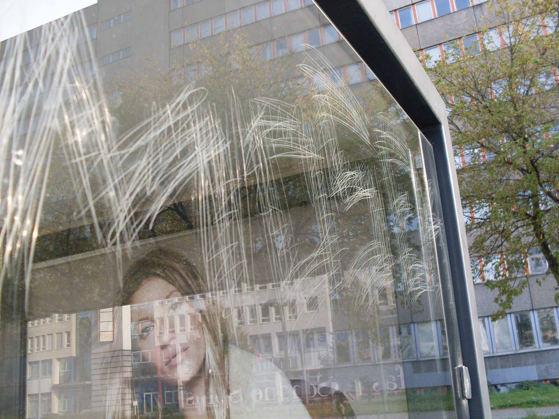 … durch den Einsatz der TRACON® Anti-Vandalismus-Folie muss kein teurer Glasaustausch erfolgen. 