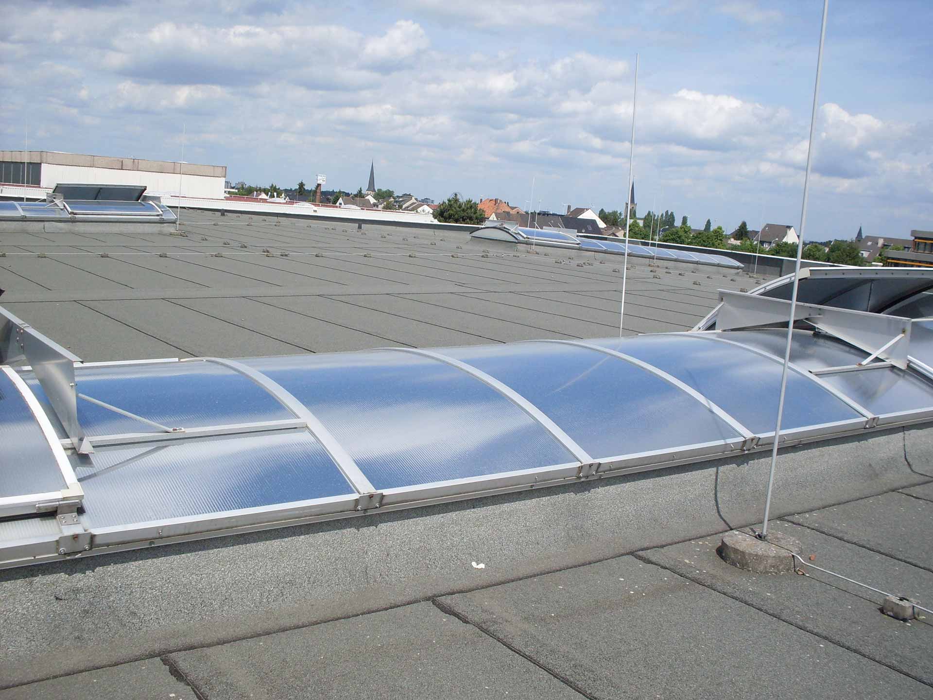 … auf Produktionsstätten, Lagerhallen und als Atrium auch in Firmengebäuden. 