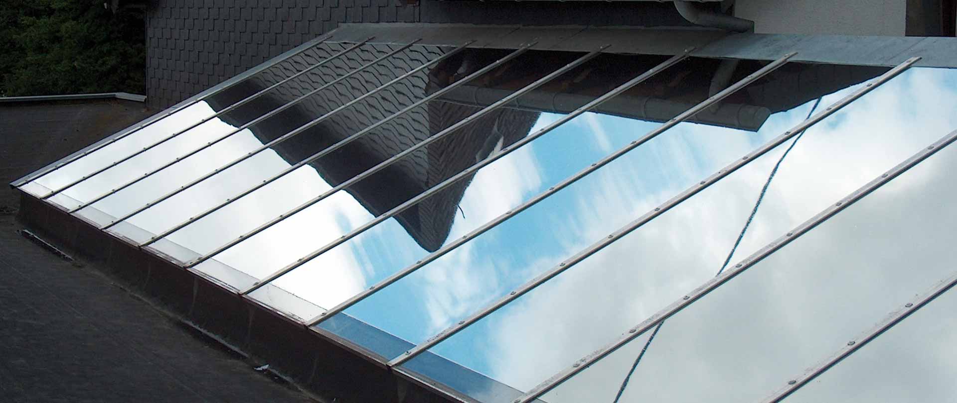 Durch die nahezu horizontale Bauweise erreichen Licht und Sonne den ganzen Tag die darunter liegenden Gebäude – deswegen bedarf es hier unseres speziellen Sonnenschutzes: der TRACON® Lichtband- und Lichtkuppel-Folie.